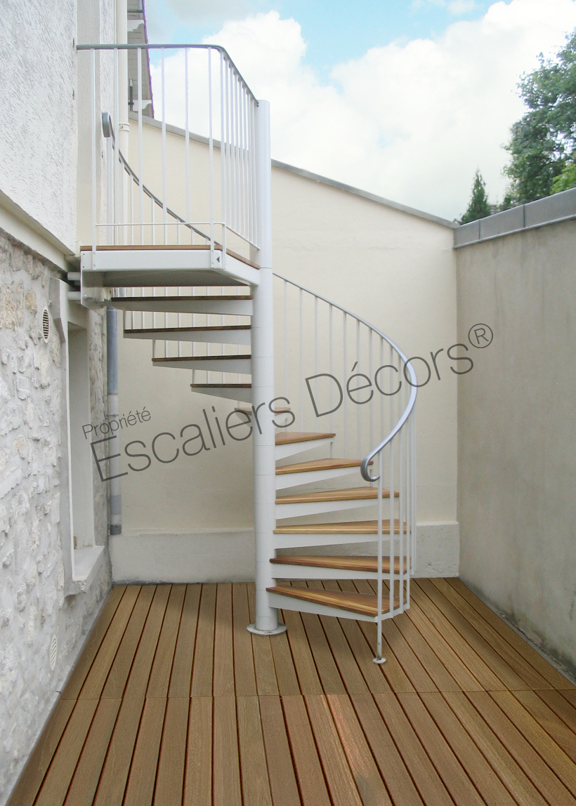 Photo SH38 - Gamme Initiale - SPIR'DÉCO® Classique. Escalier extérieur semi-standard en acier et bois permettant d'accéder à une cour-terrasse